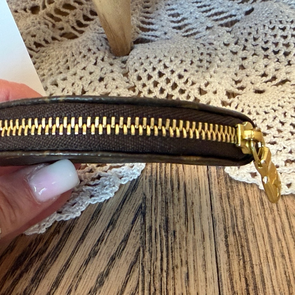 Louis Vuitton Monogram Round Coin Purse - Picture 5 of 8